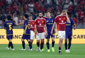 曼联0-1连友谊赛都无缘夺冠！阿莫林怒斥球员没斗志，呼吁球迷多嘘本队